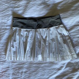 Lululemon White and Gray Pleated Skirt